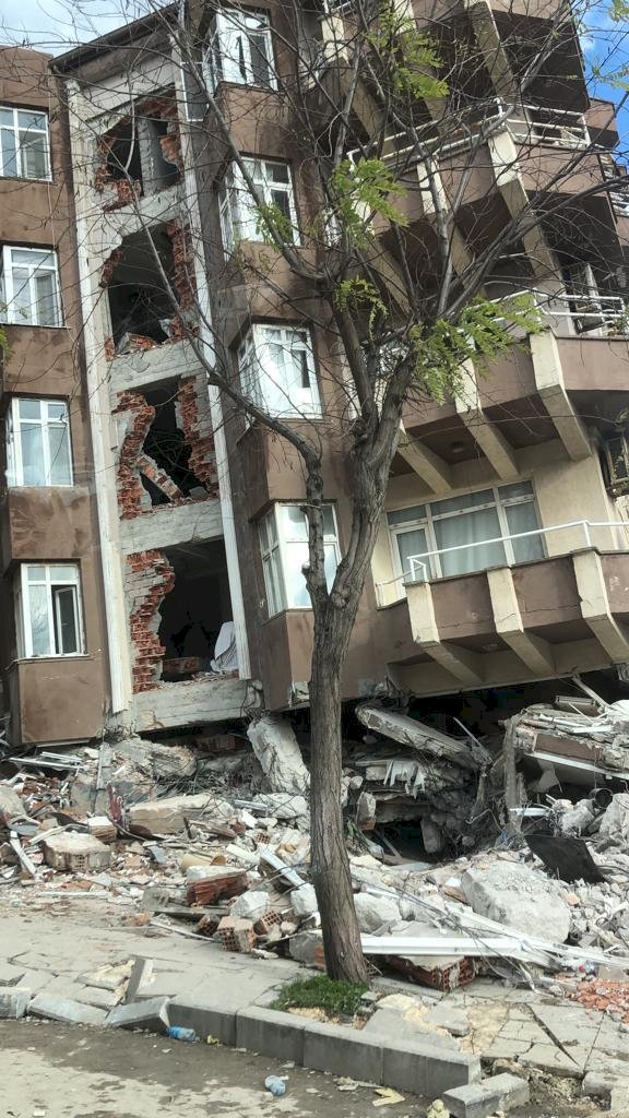 AHBAP ta olur AFAD da olur Kızılay da olur İHH da olur...